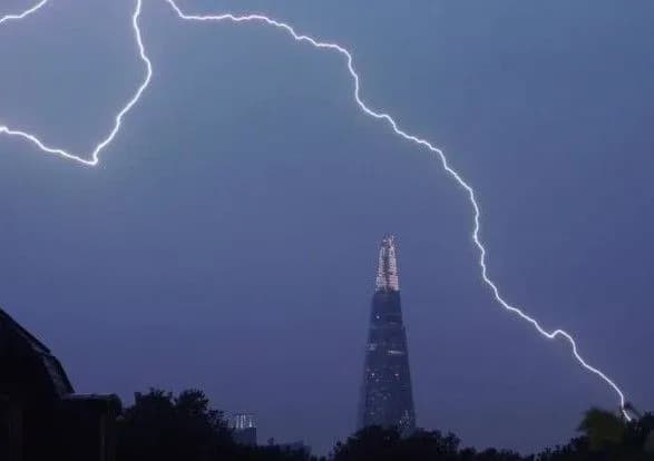 cherez-udar-bliskavki-u-londoni-zatrimali-desyatki-aviareysiv