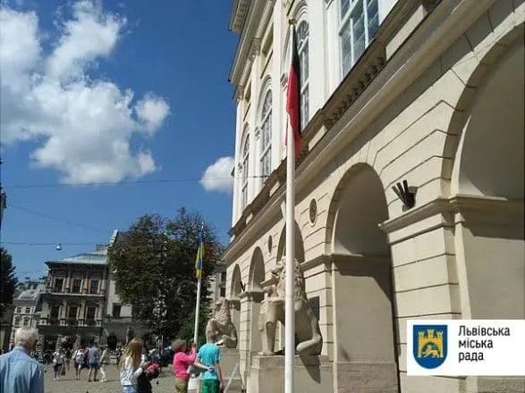 bandera-shukhevich-ta-chervono-chorniy-prapor-u-lvovi-vidznachayut-den-geroyiv