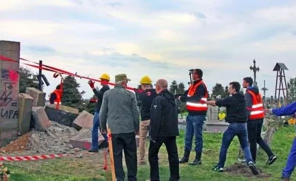 inp-ukrayini-napolyagaye-na-vidnovlenni-pamyatnika-voyinam-upa-v-grushovichakh