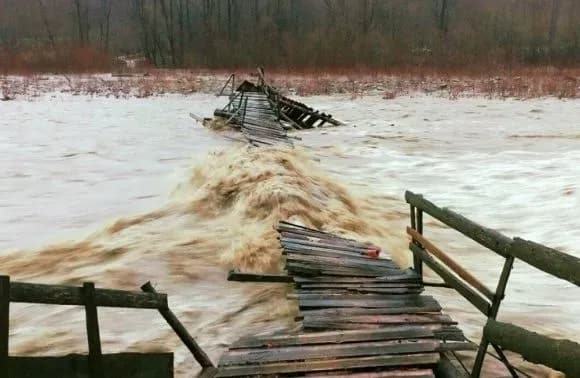 na-richkakh-karpat-ochikuyetsya-pavodok