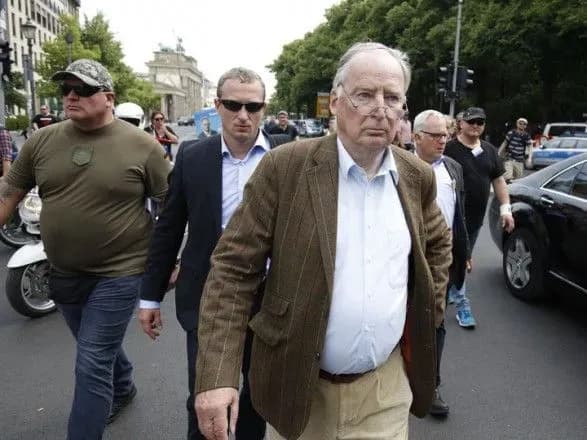 u-nimetskogo-politika-vikrali-odyag-koli-toy-kupavsya-v-ozeri