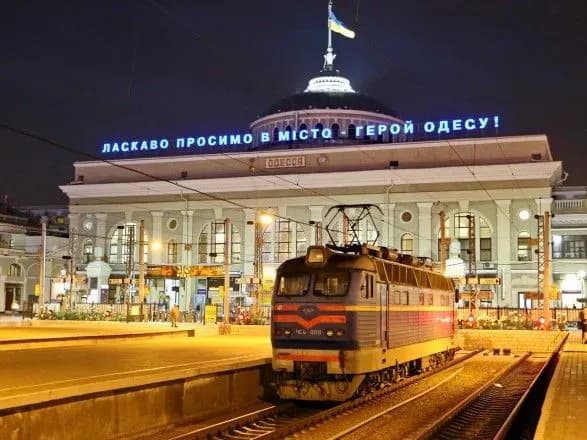 sezon-vidpustok-ukrzaliznitsya-zapustila-23-dodatkovikh-poyizdi-na-lito