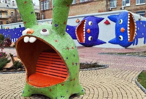 pozashlyakhovik-skotivsya-zi-skhilu-na-stolichniy-peyzazhniy-aleyi