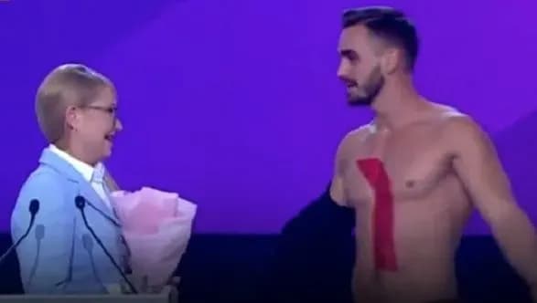 cholovik-ogoliv-tors-pered-timoshenko-na-stseni-pid-chas-forumu