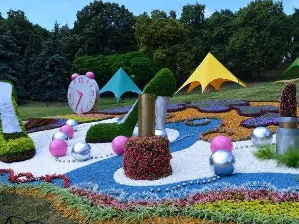 na-spivochomu-poli-vidkrilas-vistavka-kvitiv