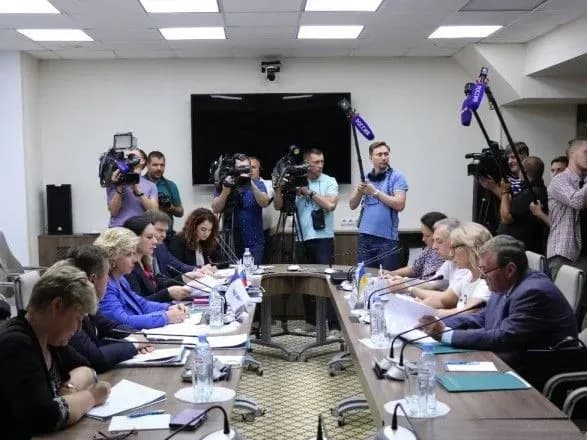 zustrich-moskalkovoyi-i-denisovoyi-pochalasya-rozrobka-dorozhnoyi-karti-vidviduvan-uvyaznenikh