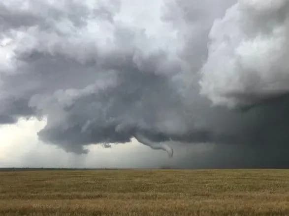 u-ssha-znyali-tornado-u-formi-slonyachogo-khobota