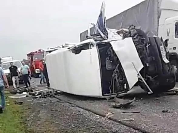 cherez-dtp-na-kiyivschini-do-likarni-potrapili-12-postrazhdalikh