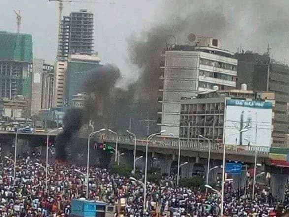 zamakh-na-prezidenta-zimbabve-desyatki-postrazhdalikh