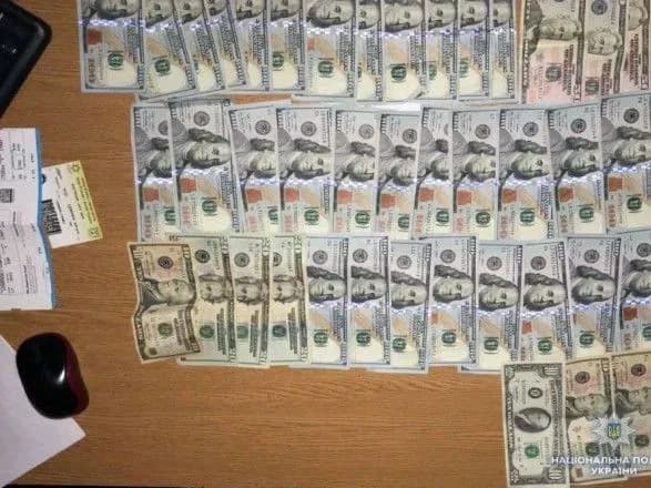 tri-vokzalni-zlodiyki-potsupili-u-inozemki-pasport-i-3-tisyachi-dolariv