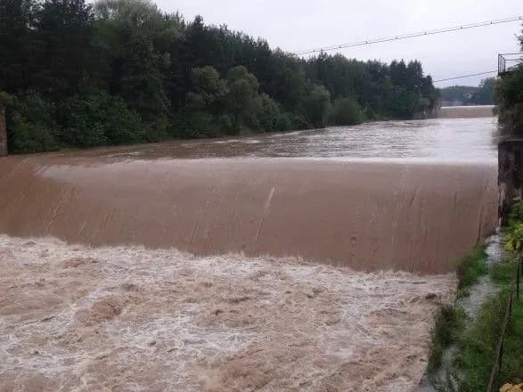 cherez-negodu-na-prikarpatti-pidtopleno-202-zhitlovi-budivli