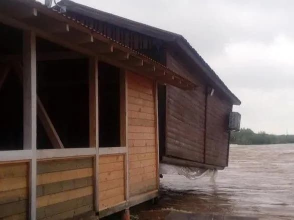 na-prikarpatti-potik-richki-zmiv-z-berega-kolibu