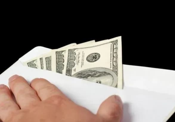 u-lvovi-nepovnolitnya-z-zakarpattya-vkrala-u-amerikantsya-10-tis-dolariv