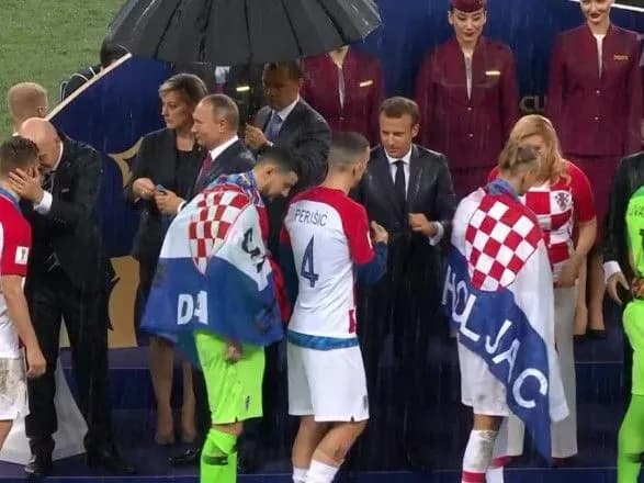 odna-parasolka-na-vsyu-rosiyu-u-sotsmerezhakh-pozhartuvali-pro-putina-na-chs-2018