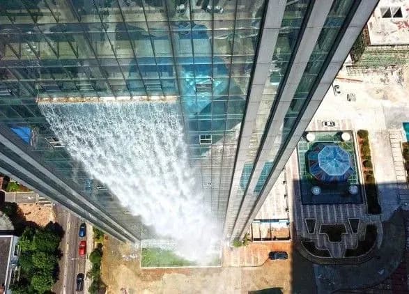 u-kitayi-zyavivsya-khmarochos-z-vodospadom