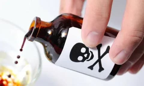 chinovnitsyu-meriyi-khersona-oblili-sirchanoyu-kislotoyu-yurist