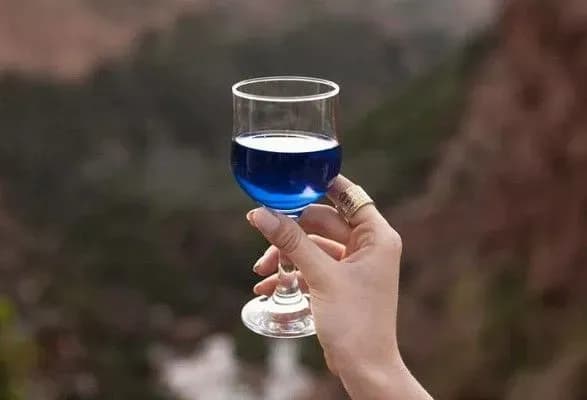 u-frantsiyi-prodayut-blakitne-vino