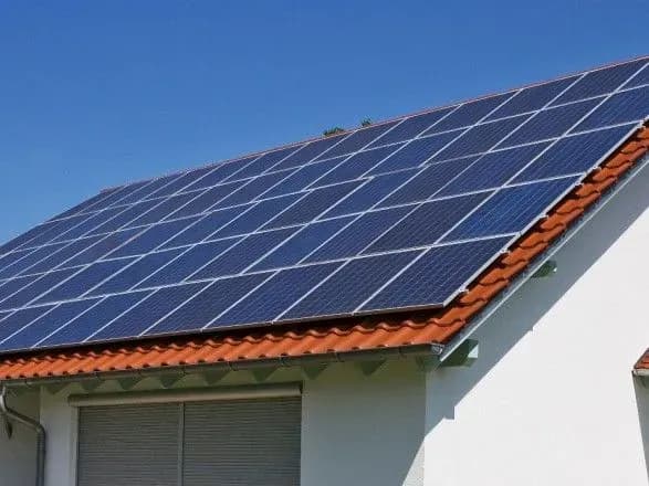 ukrayintsi-aktivno-vstanovlyuyut-sonyachni-paneli-na-svoyi-budinki