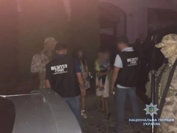 na-zakarpatti-zhinka-namagalas-prodati-susidku-z-ditinoyu-dlya-zhebrakuvannya