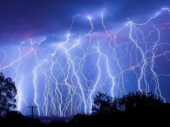 v-ukrayini-cherez-grozi-ogolosili-shtormove-poperedzhennya