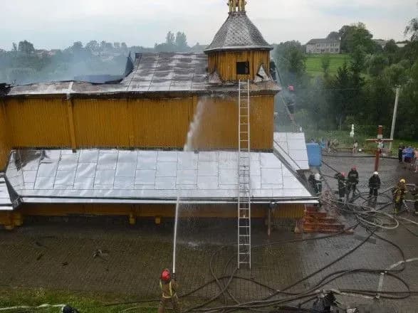 u-lvivskiy-oblasti-gorila-starovinna-tserkva