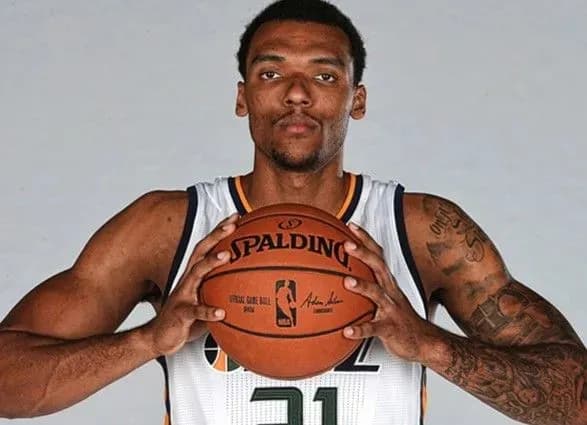 ukrayinskiy-eks-tsentroviy-klubiv-nba-pereyshov-do-tsska-ta-otrimaye-rosiyske-gromadyanstvo