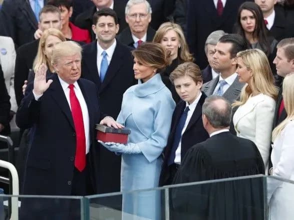 koishnya-pomichnitsya-trampa-stverdzhuye-scho-vin-planuvav-sklasti-prisyagu-na-vlasniy-knizi-mistetstvo-ugodi