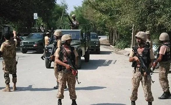 u-pleminnomu-sudi-pakistanu-stalasya-perestrilka-ye-zagibli