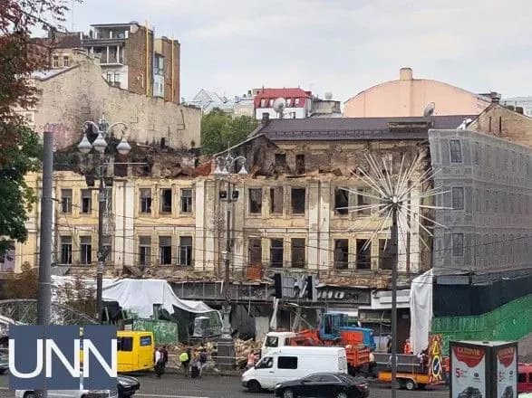 khreschatik-pislya-nichnoyi-zlivi-zatopleni-perekhodi-zirvani-dakhi-i-obvalena-budivlya