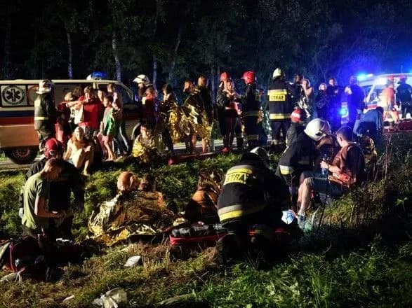 dtp-u-polschi-politsiya-pidtverdila-zagibel-ukrayintsiv-na-mistse-viyikhav-konsul