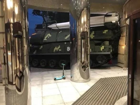 minoboroni-rozsliduye-chomu-buk-vyikhav-u-biznes-tsentr-na-podoli