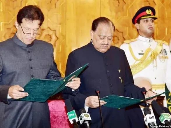 noviy-premyer-pakistanu-sklav-prisyagu