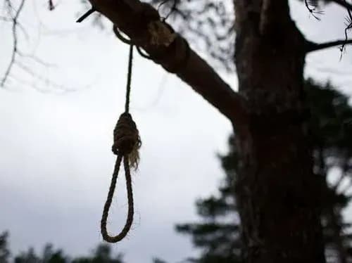 na-odeschini-divchinka-pidlitok-naklala-na-sebe-ruki