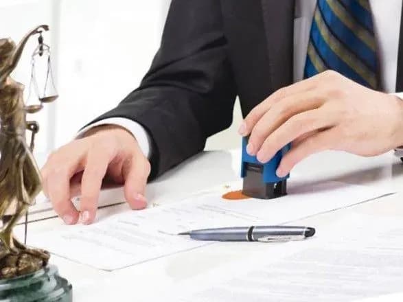 notarius-perepisav-na-storonnikh-osib-dekilka-kvartir