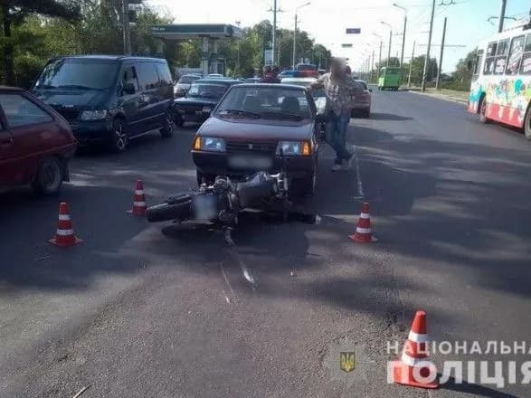 u-kramatorsku-mototsiklist-zbiv-ditinu-a-potim-vrizavsya-v-avtomobil