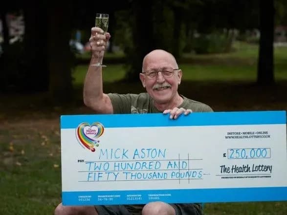 v-angliyi-politseyskiy-u-vidstavtsi-vigrav-320-tis-dol-u-lotereyu