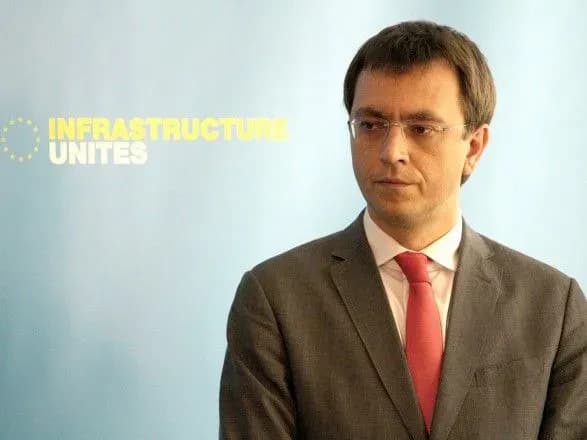 omelyan-sogodni-planuye-zdati-zakordonni-pasporti-nabu