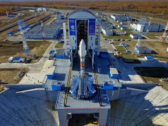 cherez-dirki-v-betoni-na-rosiyskomu-kosmodromi-dovelosya-pominyati-reyki-mobilnoyi-vezhi