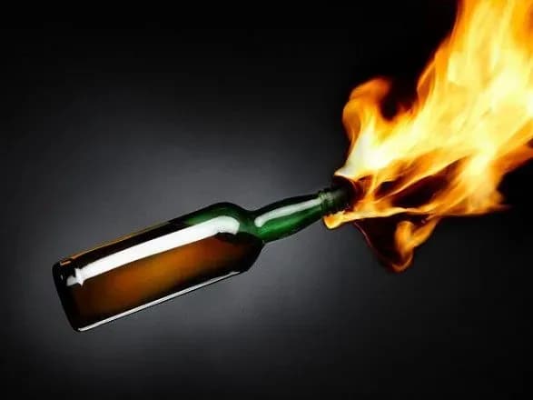 dvir-mikolayivskogo-fermera-zakidali-kokteylyami-molotova