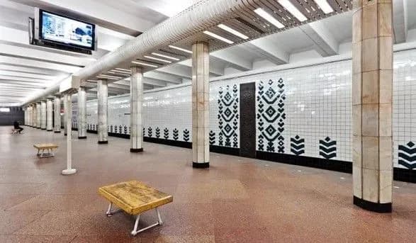 na-chervoniy-giltsi-stolichnogo-metro-pripinyali-rukh-lyudina-vpala-na-koliyi