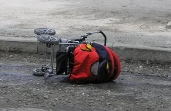 u-lvovi-vodiy-legkovika-na-perekhodi-nayikhav-na-vizok-z-ditinoyu-i-vtik