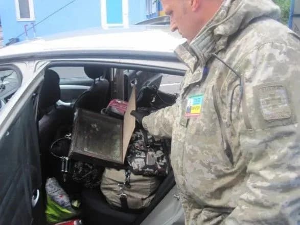 rosiyanka-namagalas-vivezti-z-ukrayini-starovinnu-ikonu