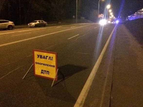 u-kiyevi-vodiy-pozashlyakhovika-zbiv-nasmert-didusya-yakiy-perebigav-dorogu