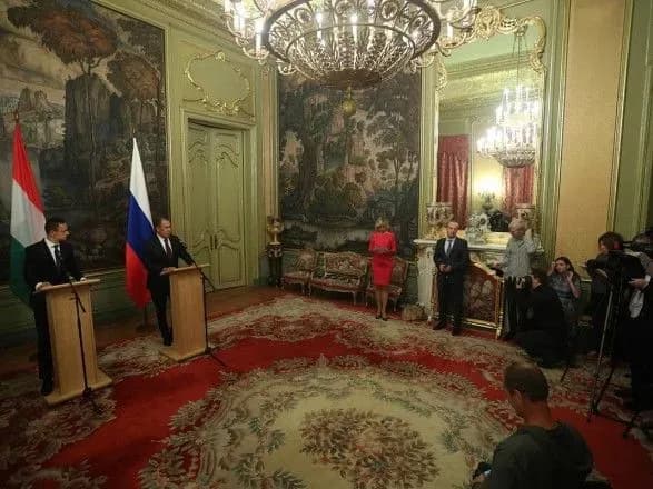 ugorschina-odrazu-zh-vishle-konsula-ukrayini-u-vidpovid-na-diyi-ukrayinskogo-mzs