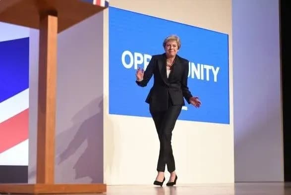 britanskiy-premyer-stantsyuvala-na-stseni-pid-dancing-queen