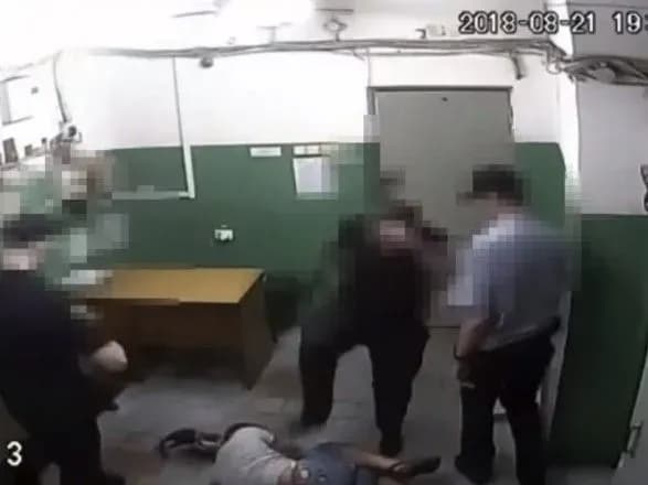 znuschannya-u-metro-kharkova-sche-dvom-politseyskim-ogolosili-pidozru