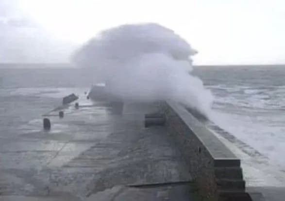 u-britaniyi-vnaslidok-shtormu-zaginuli-dvoye-osib