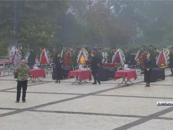 v-okupovanomu-krimu-pokhoronili-zagiblikh-u-kerchenskomu-koledzhi