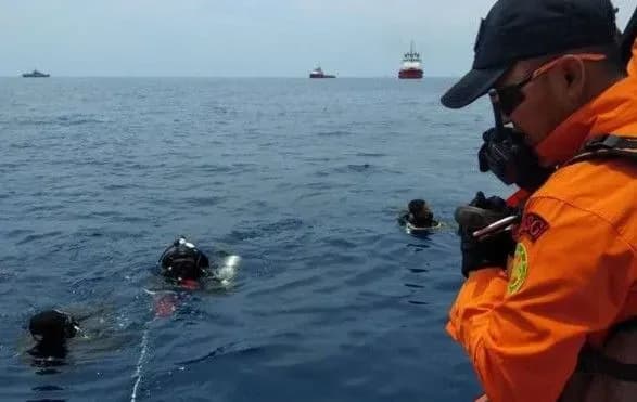 v-aviakatastrofi-indoneziyskogo-boeing-nikhto-ne-vizhiv-ryatuvalniki