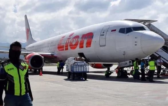 v-indoneziyi-poboyuyutsya-scho-litak-lion-air-zatonuv-pislya-padinnya